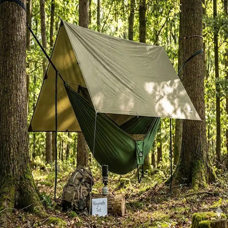 Ein professioneller hängematte test mit tarp im Wald mit vollständigem Outdoor-Equipment.