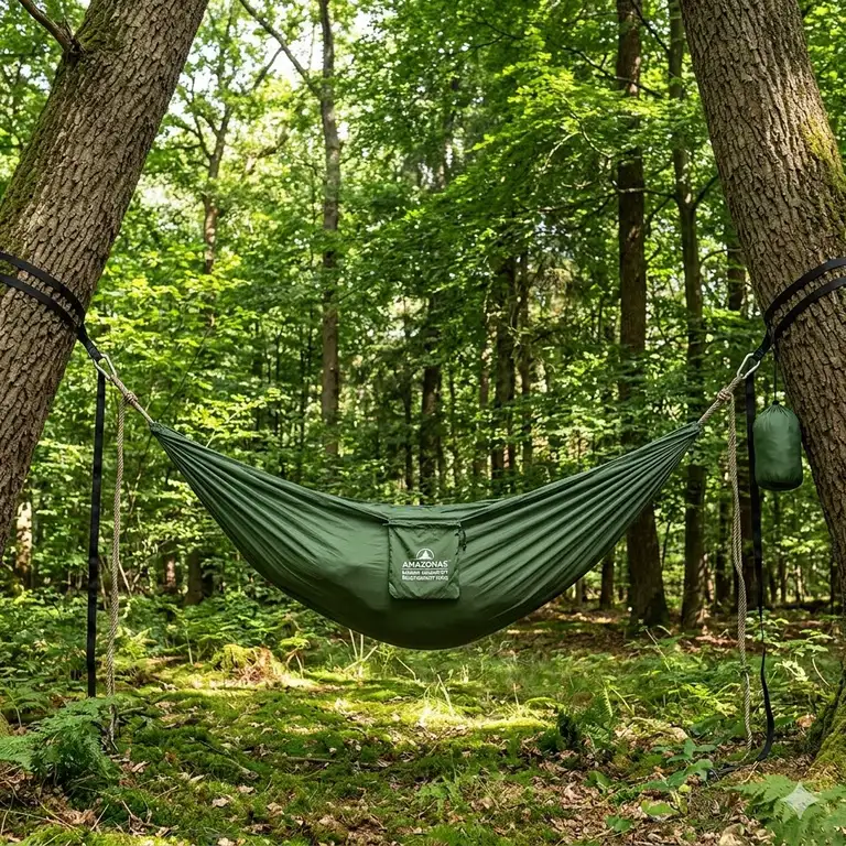 Eine hochwertige camping hängematte belastbarkeit 200kg im Einsatz in einem dichten Waldgebiet.