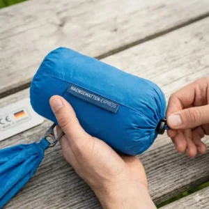 Die reise hängematte ultraleicht ordentlich verstaut in ihrem integrierten Packsack.